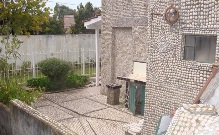 Fachada de La Casa de los Caracoles en Mar del Sud, completamente decorada con caracoles de mar.