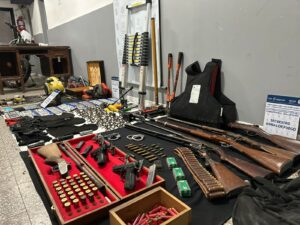 Desbaratan peligrosa banda de entraderas: cinco detenidos, arsenal y vehículos robados incautados