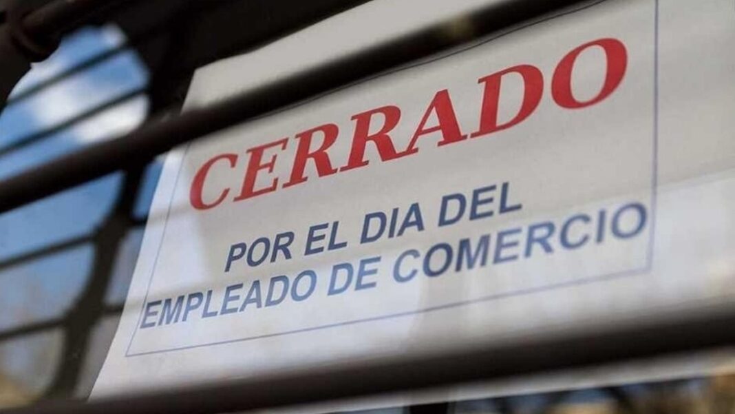 Cartel en vidriera que dice 