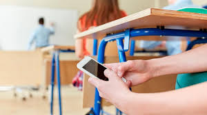 La Cámpora le impone a Kicillof la eliminación de los celulares en las aulas