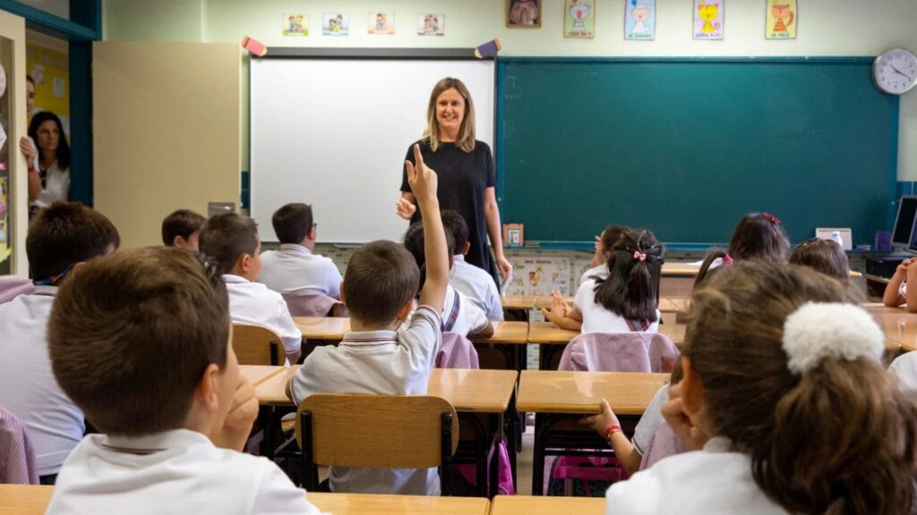 Maestros enseñando en aula Día del Maestro Argentina