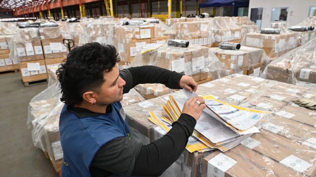 Personal del Correo Argentino entrega urnas en una escuela durante las elecciones provinciales en Buenos Aires 2025.