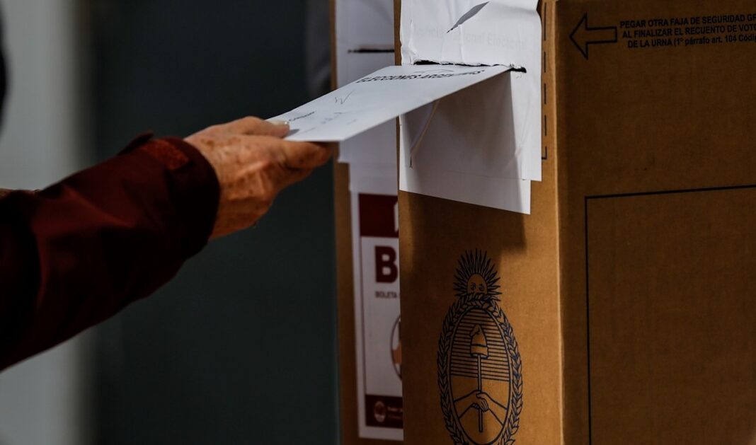 Persona insertando una boleta en la urna durante una elección en Argentina