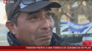Ante los 300 despidos en una fábrica de Pilar un trabajador se quebró: “Nos dejaron en la calle, ¿qué les digo a mis hijos?”