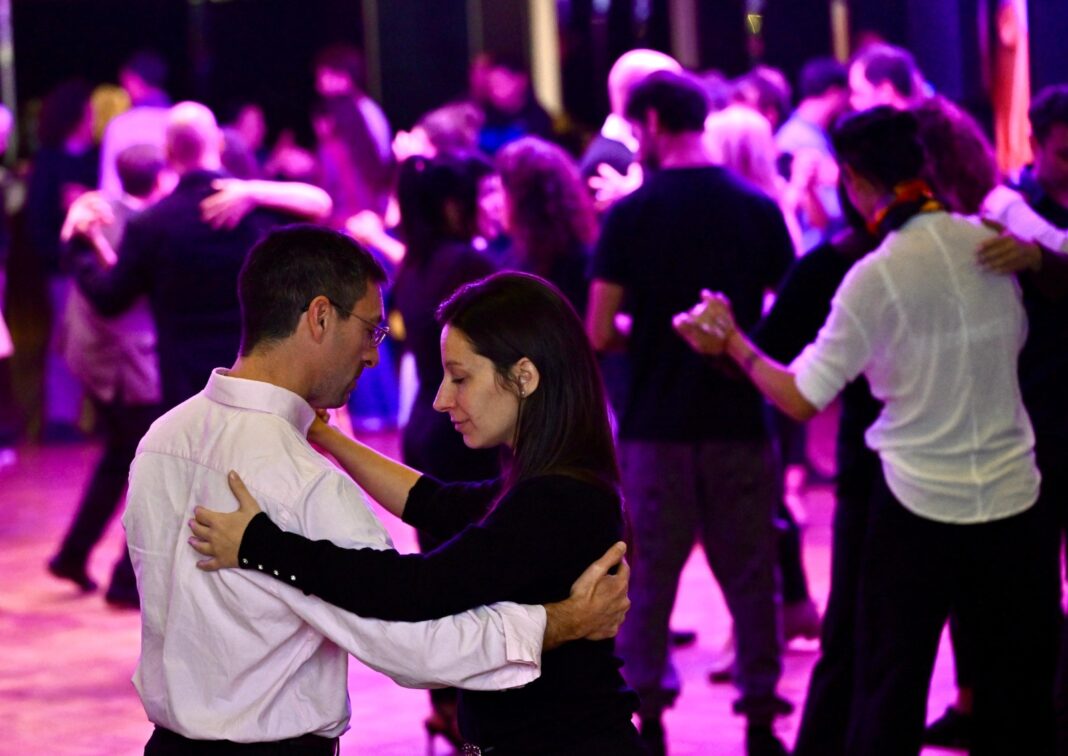 Pareja bailando tango durante un evento en el Hipódromo de La Plata