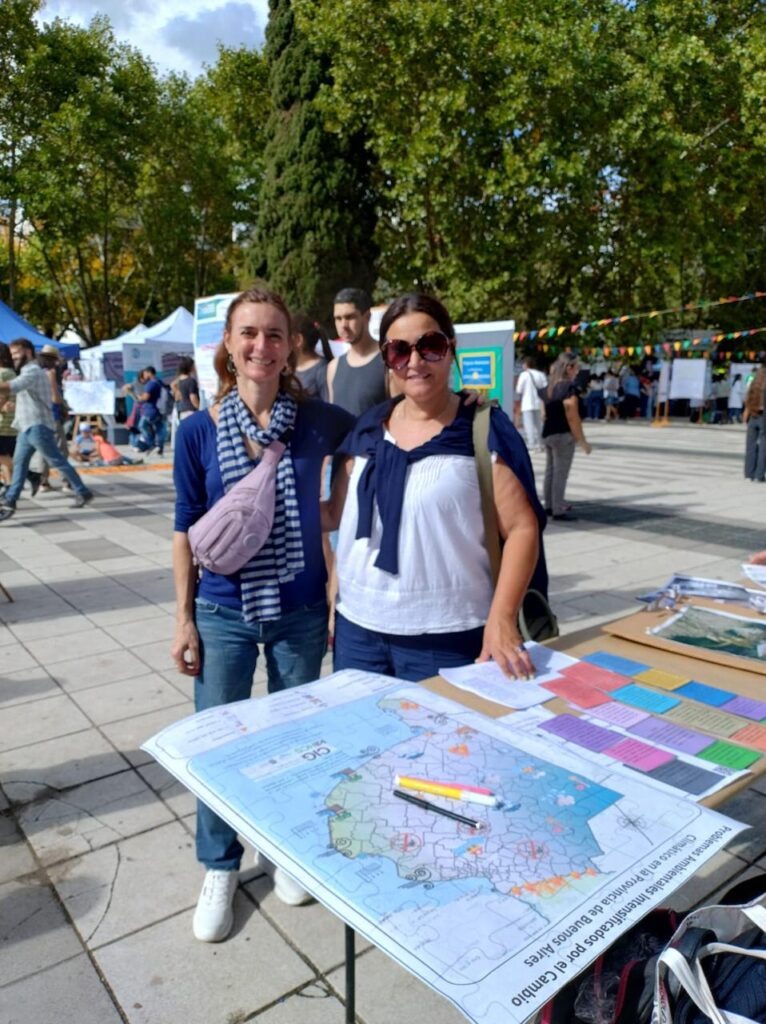 Stand informativo de la UNLP sobre isla de calor en La Plata.