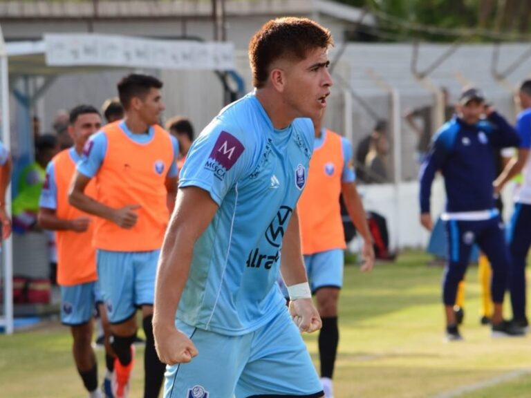 Lo echaron el día del debut, propició la llegada de Maradona, tiene nacionalidad siria y ahora es figura del Torneo Federal