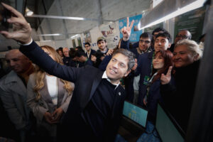 Axel Kicillof empezó en Merlo su mini gira de cierre de campaña y tendrá su última actividad en La Plata