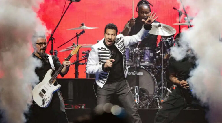 Lionel Richie se presentó en Argentina con un lleno total y éxitos inoxidables