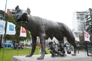 La Plata inauguró la Loba Capitolina en Plaza Italia: un símbolo romano junto a la comunidad italiana