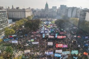 Como un gol: Cánticos, gritos y abrazos en los festejos del rechazo a los vetos presidenciales