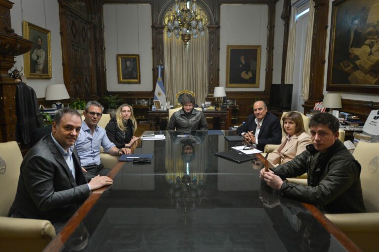 Javier Milei reactivó las mesas políticas tras la derrota: Sumó a Bondarenko y a intendentes para la estrategia bonaerense