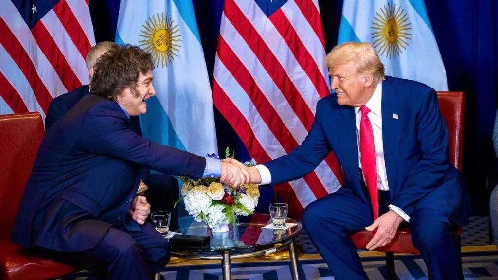 Javier Milei y Donald Trump se dan la mano durante su reunión en Estados Unidos antes del Consejo de Mayo.