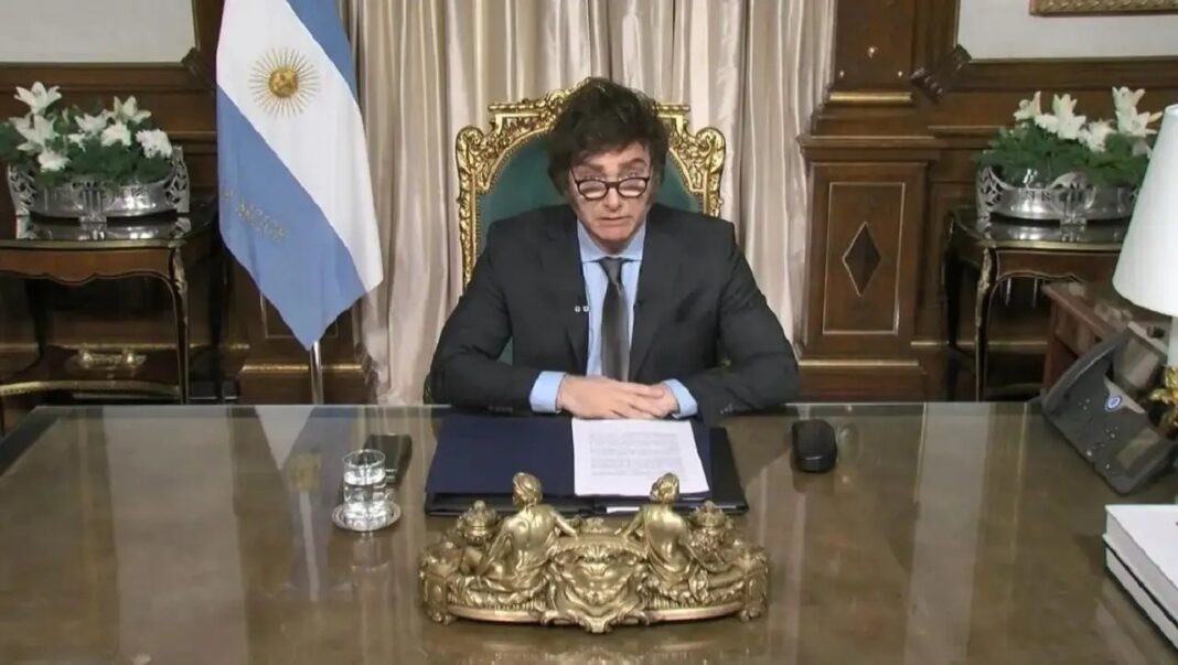Javier Milei en su despacho presidencial, anuncia el Presupuesto 2026