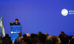 Milei habla de “pánico político” mientras el Central quema 500 millones para sostener el dólar