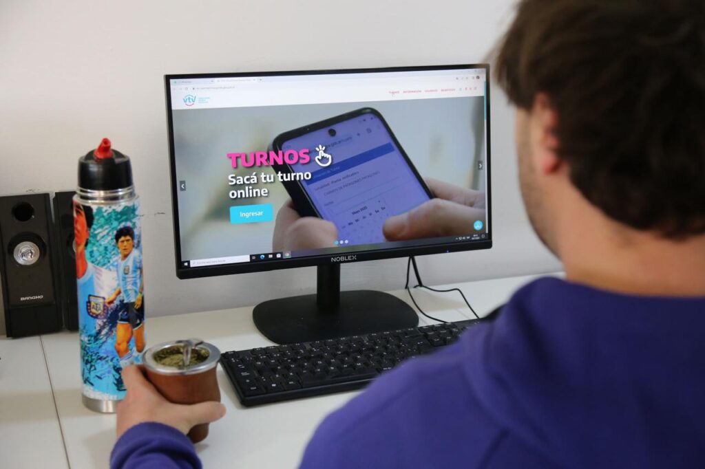 Usuario consulta la nueva página oficial de la VTV Buenos Aires para sacar turnos online desde la computadora.
