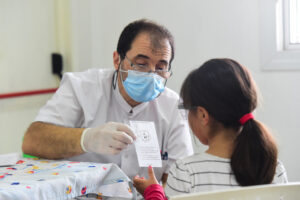 Operativos de salud en La Plata: vacunación, controles médicos y castración de mascotas en los barrios