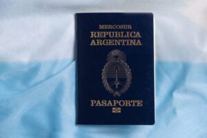 Piden devolver miles de pasaportes argentinos por fallas de seguridad: qué series están afectadas y cómo verificar el tuyo