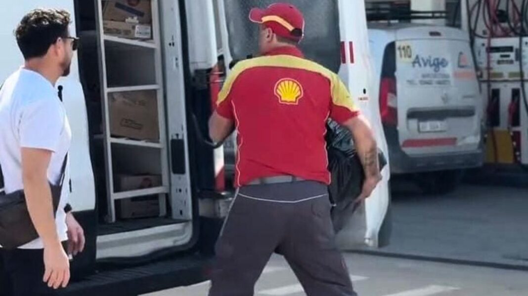 Playero de estación de servicio YPF/Shell en publicidad con la frase “Hoy ahí viene la ACM, qué pesada”