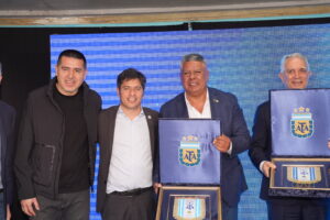 Axel Kicillof se mostró con Riquelme y el “Chiqui” Tapia en el Estadio Único