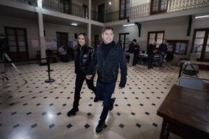 En modo padre, Kicillof participó de una reunión vinculada al viaje de egresados de su hijo mayor