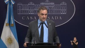 Adorni propone recortes y subas de impuestos absurdas para financiar las leyes que querían vetar
