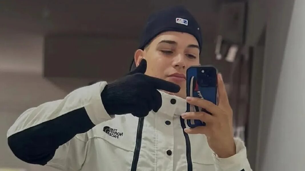 Thiago Medina con campera blanca y gorra negra se toma una selfie frente al espejo