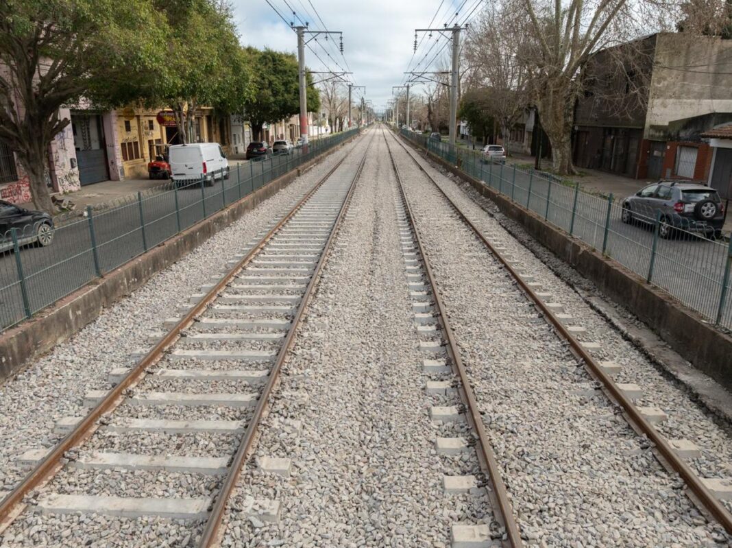 Vías del Tren Roca renovadas en el tramo que llega a La Plata, tras finalizar las obras de mantenimiento.