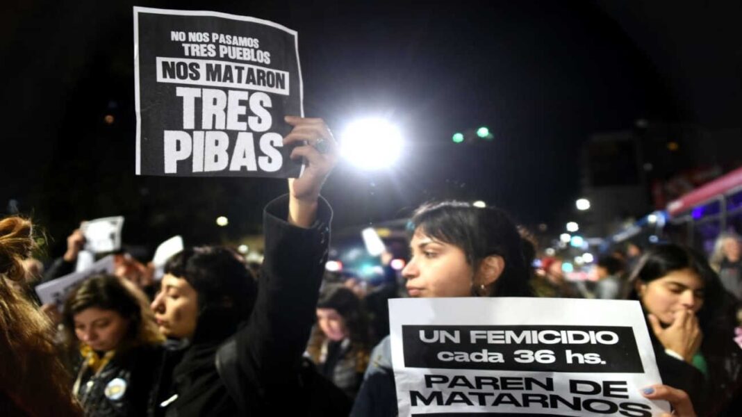 Mujeres en marcha por justicia para Brenda, Morena y Lara tras el triple femicidio en Argentina.
