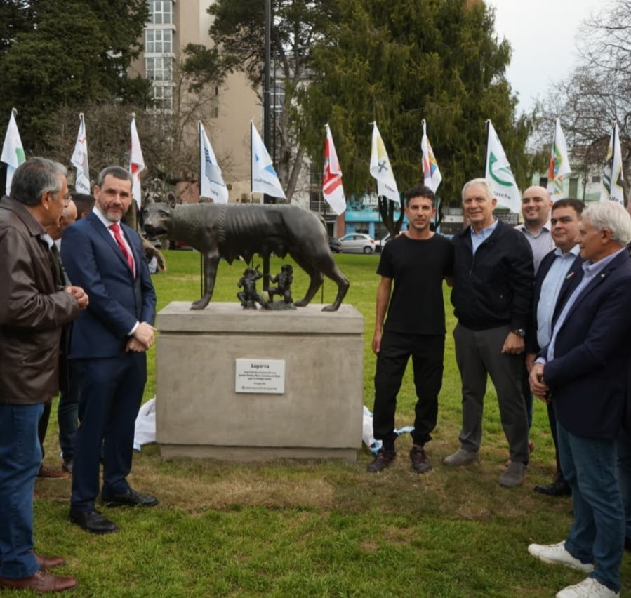 Julio Alak junto a la comunidad italiana en La Plata durante la inauguración de la Loba Capitolina en Plaza Italia.