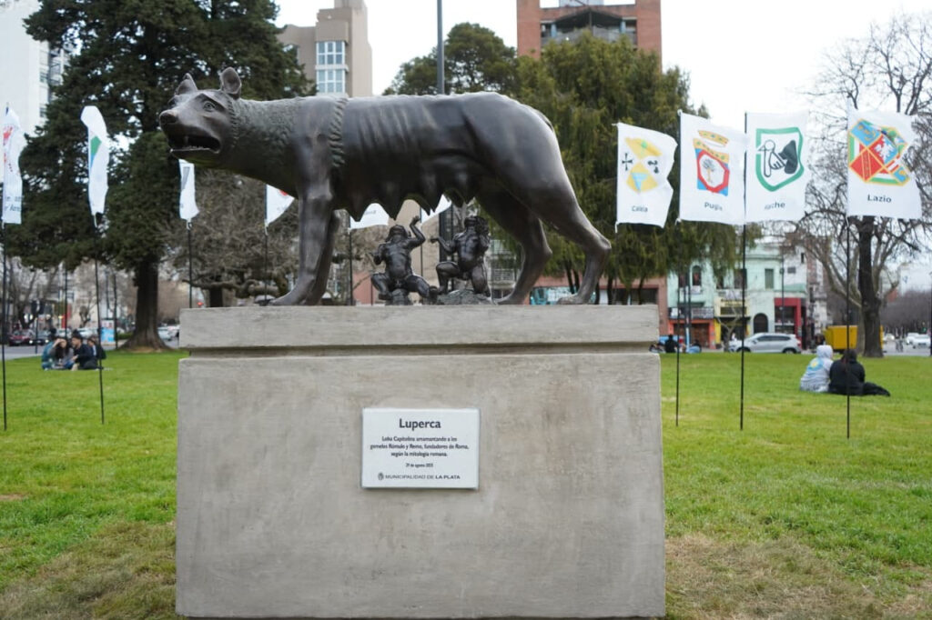 Escultura de la Loba Capitolina en Plaza Italia de La Plata con placa conmemorativa tras las obras de puesta en valor.