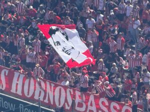Russo, presente en las tribunas de UNO en el Clásico Platense