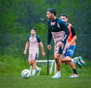 Fútbol, lluvia y cambios: así cerró Gimnasia su semana de entrenamientos