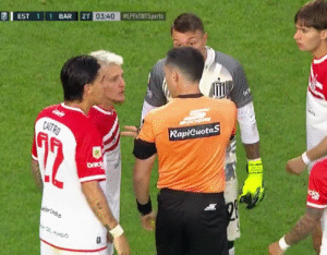 Polémica en UNO: todo Estudiantes pidió falta sobre Rodríguez en el gol de Barracas Central