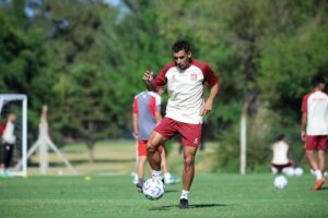 Meza se prepara para volver, pero Román Gómez tiene la banca del hincha: ¿quién juega el Clásico?