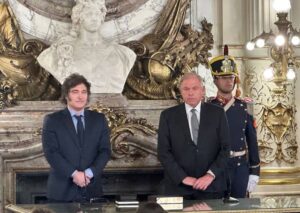 Antes de presentar la renuncia, Gerardo Werthein le dejó a Milei un regalo casta: firmó 80 designaciones en embajadas y consulados