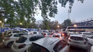Crónica del caos: ¿por qué los jugadores y dirigentes de Gimnasia tuvieron que esperar una hora para salir del Bosque?