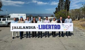 En Catamarca, los libertarios posaron con un banner imaginario: la sombra los delató en fotos