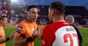 “¡¿Para qué está el VAR?!”: el encendido reclamo de Alario a Arasa y el duro cruce de Muslera con un ex Gimnasia