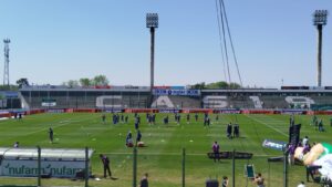 Sarmiento – Gimnasia, en vivo: el Lobo ya hace la entrada en calor