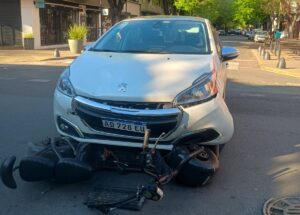 Otro motociclista resultó herido tras chocar con un auto en el centro de La Plata