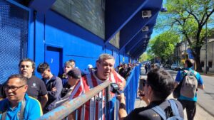 Hasta siempre, Miguel: hinchas de todos los equipos y varios jugadores de Estudiantes presentes en la Bombonera