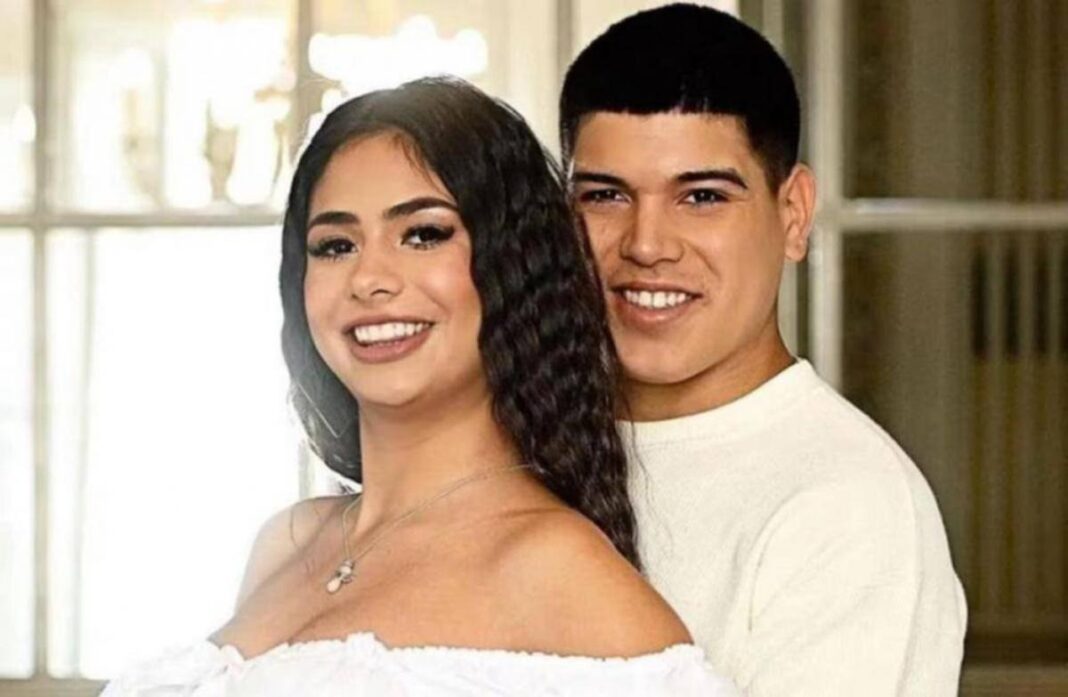 Thiago Medina sonriente junto a su pareja, tras recibir el alta médica por su accidente en moto