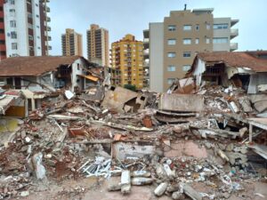 A casi un año del derrumbe del hotel de Villa Gesell, vecinos del edificio contiguo denuncian falta de control y de respuestas