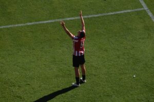 De errar un gol insólito a aprovechar un error increíble de Max: Carrillo y otro sello clásico
