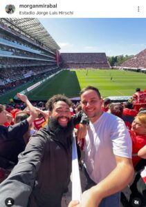 El influencer venezolano que vivió por primera vez un Clásico Platense y lo hizo viral