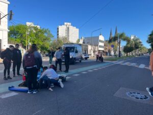 Grave accidente en La Plata: motociclista atropelló a una mujer y al hijo de 7 años