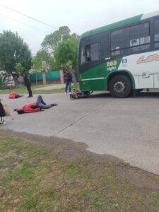 Choque entre colectivo y moto en Punta Lara deja dos heridos y un hallazgo de droga