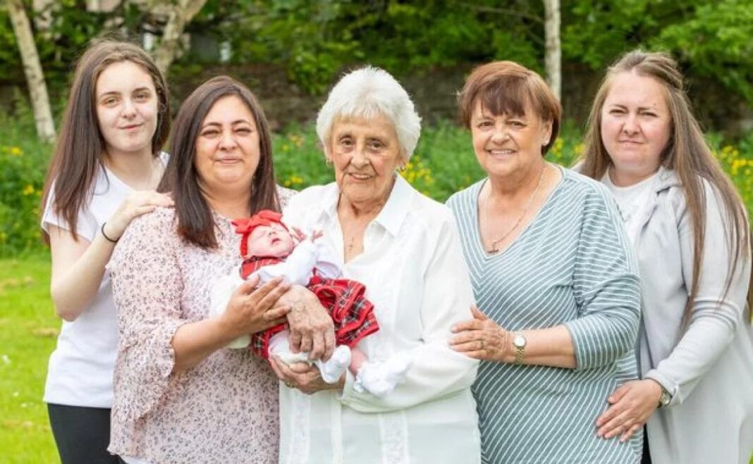 Grupo familiar con cuatro generaciones de mujeres, incluida una abuela y un bebé, símbolo del envejecimiento poblacional en Argentina.