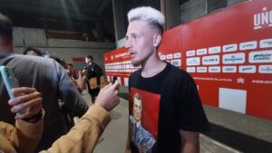 Tras su frase polémica, Ascacibar se fue de la cancha con una remera de Bilardo